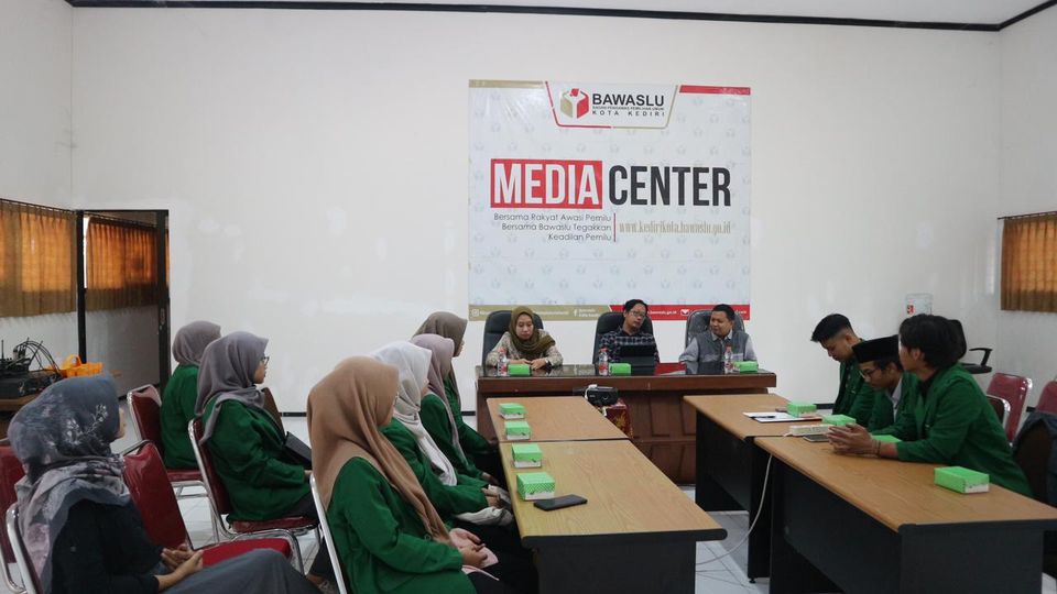 Penutupan Kegiatan Praktek Kerja Mahasiswa Komunikasi Penyiaran Islam IAIN Kediri di Bawaslu Kota Kediri