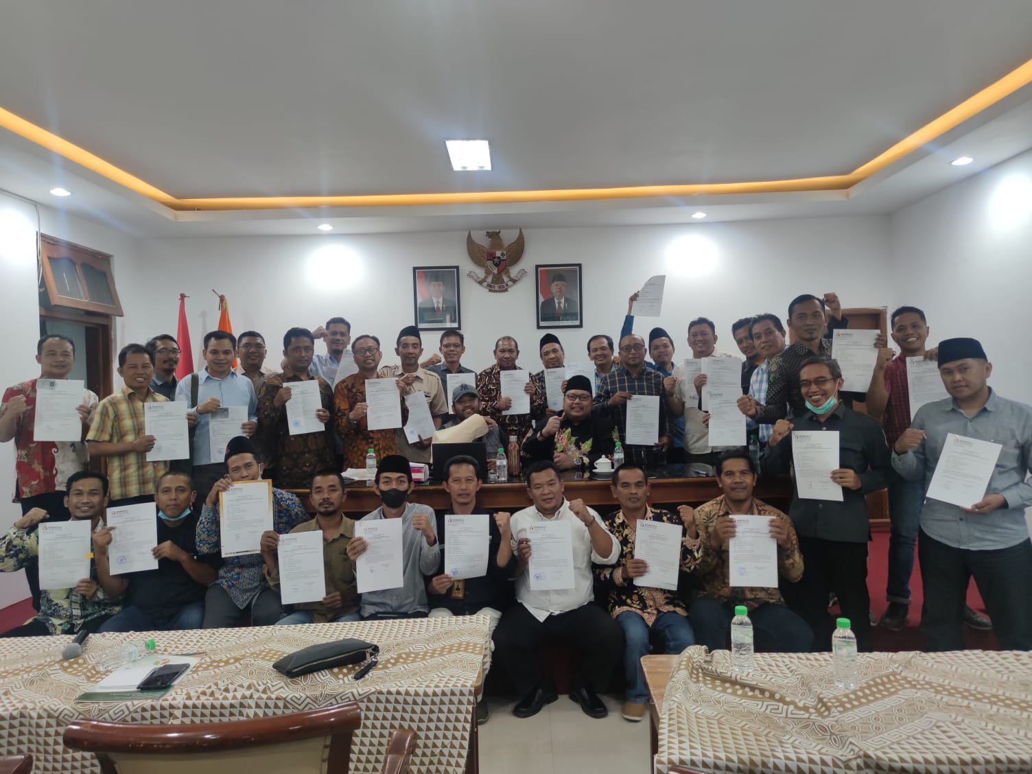 Penandatanganan Berita Acara Serah Terima serta Penyerahan Form Kerahasiaan Akun SIPOL di Kantor Bawaslu Provinsi Jawa Timur