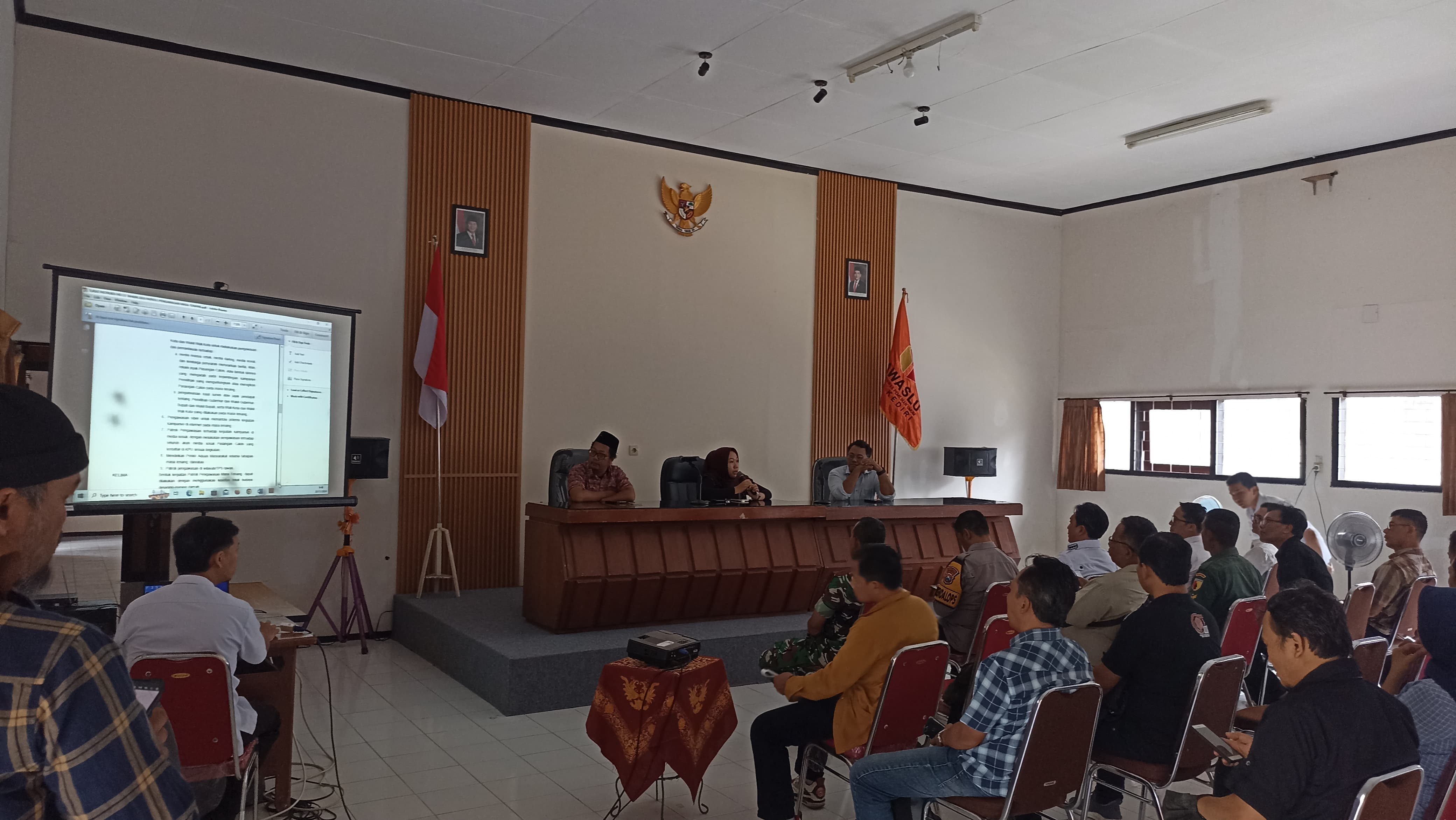 Rapat Penyamaan Presepsi Terkait Penertiban Alat Peraga Kampanye Pada Masa Tenang