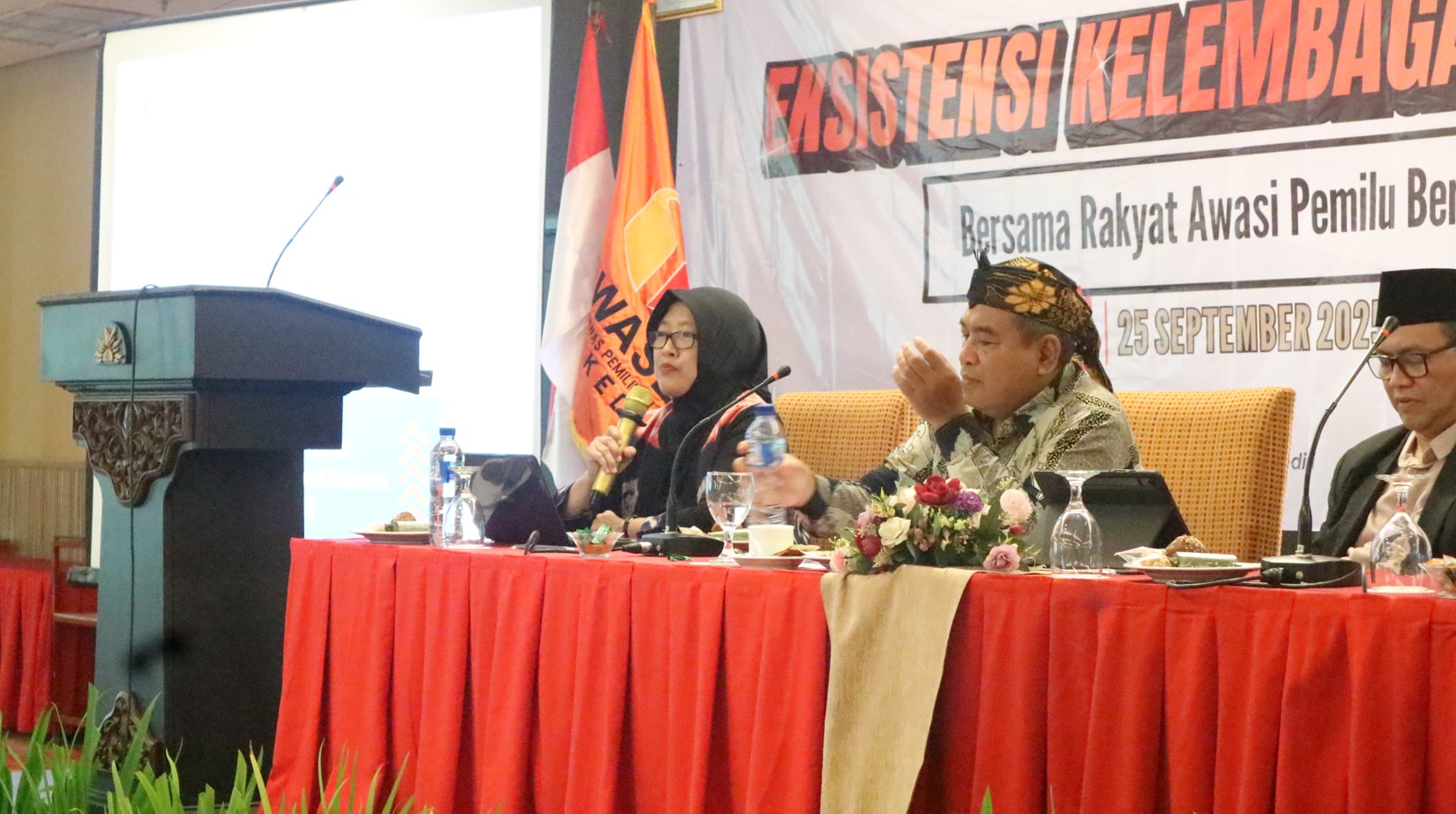 Dijan Novia Saka ( Pemantau Pemilu ) Memberikan Materi dalam Acara Penguatan Kelembagaan Bawaslu