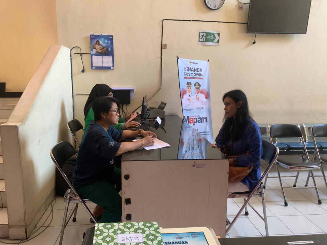 Staff Bawaslu Kota Kediri melaksanakan Uji Petik Data Pemilih di Kelurahan Bandar Kidul