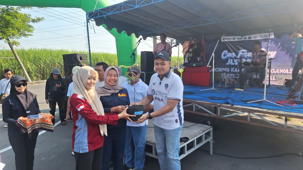 Bawaslu Kota Kediri dan Mahasiswa BPPRM UN PGRI Kediri Serahkan Bibit Buah untuk Warga Betet dalam acara Launching Pengawasan Partisipatif Digital 10 MEI 2026