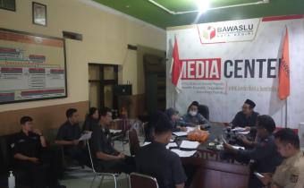 Rapat Internal bersama Sekretariat Bawaslu Kota Kediri