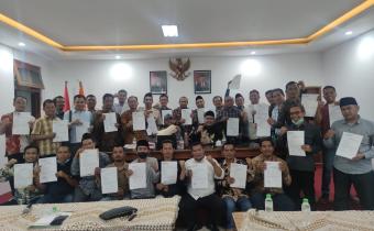 Penandatanganan Berita Acara Serah Terima serta Penyerahan Form Kerahasiaan Akun SIPOL di Kantor Bawaslu Provinsi Jawa Timur