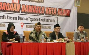 Agus Edi Winarto (Akademisi) Sedang Memaparkan Materi