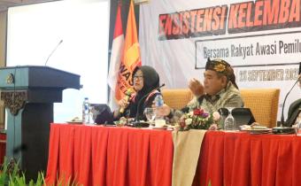 Dijan Novia Saka ( Pemantau Pemilu ) Memberikan Materi dalam Acara Penguatan Kelembagaan Bawaslu