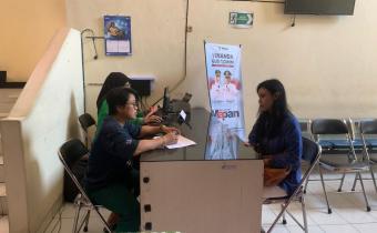 Staff Bawaslu Kota Kediri melaksanakan Uji Petik Data Pemilih di Kelurahan Bandar Kidul